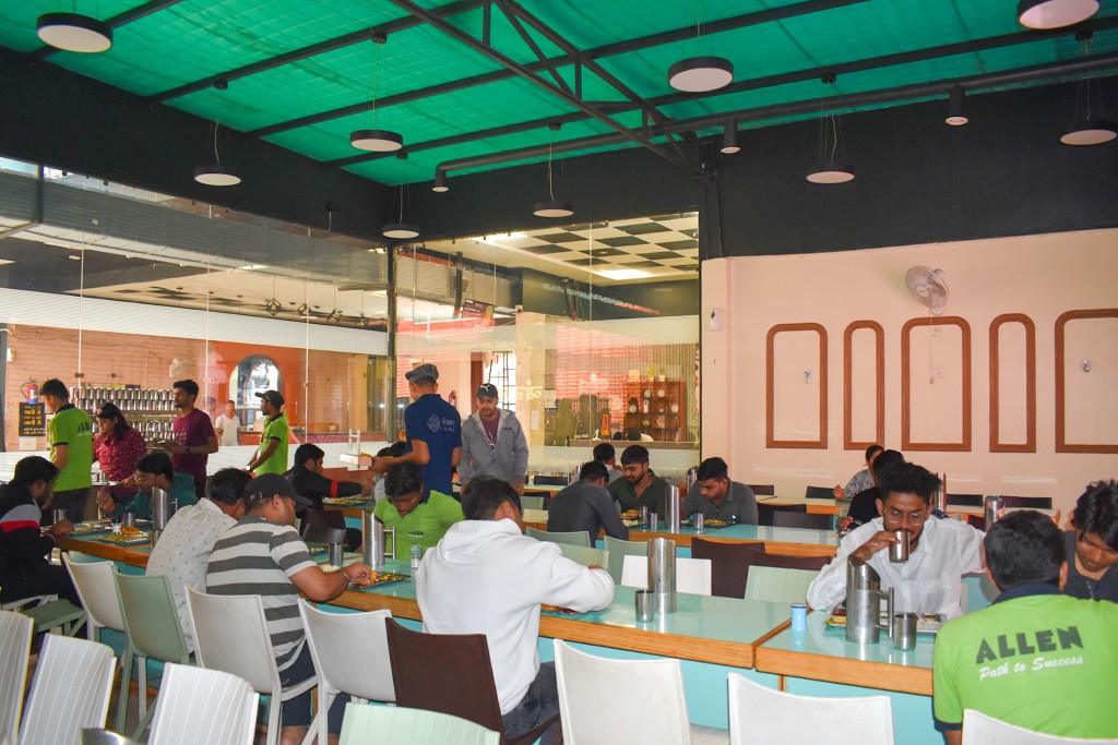 Vyanjanam – Server with puris