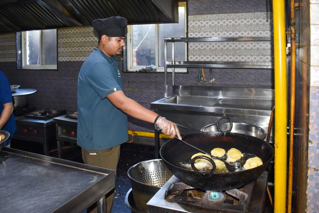 Vyanjanam – Deep-frying in kitchen