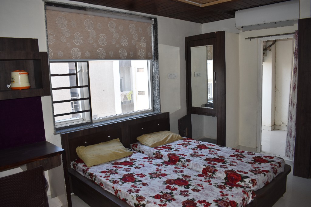 Double room with two beds, study area and wardrobe