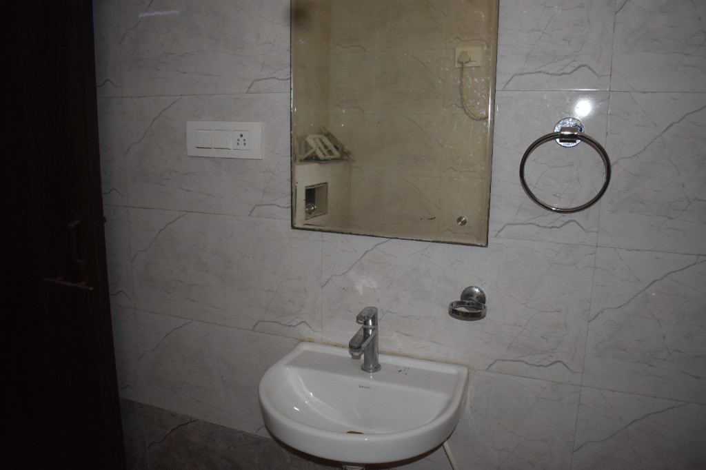 Wash area with sink and mirror